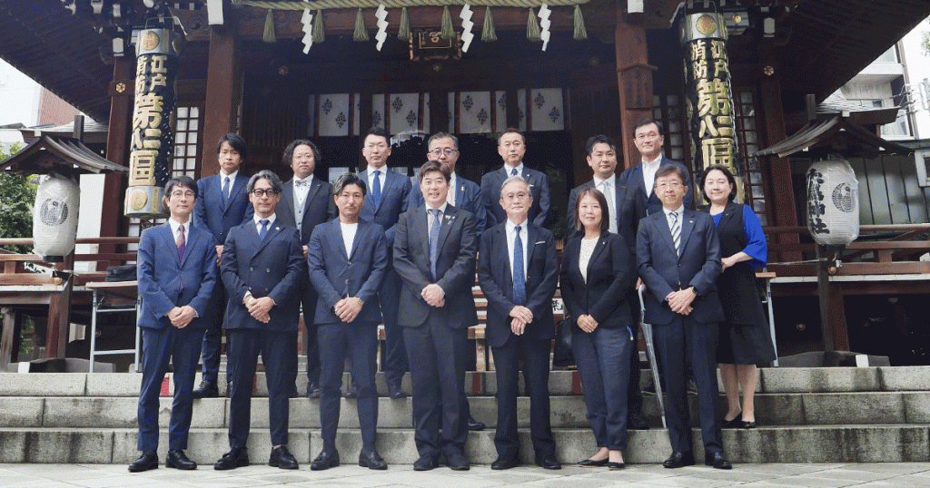 美容週間恒例の「くし供養」。美容週間振興協議会幹部が目黒・大鳥神社に参集