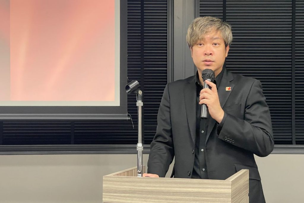 第10回アジアビューティエキスポの概要説明会に登壇する本多源太氏