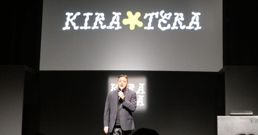 ｂ-ｅｘ（ビーエックス）の新ヘアカラー「KIRATERA（キラテラ）」の発表会であいさつする福井敏浩社長