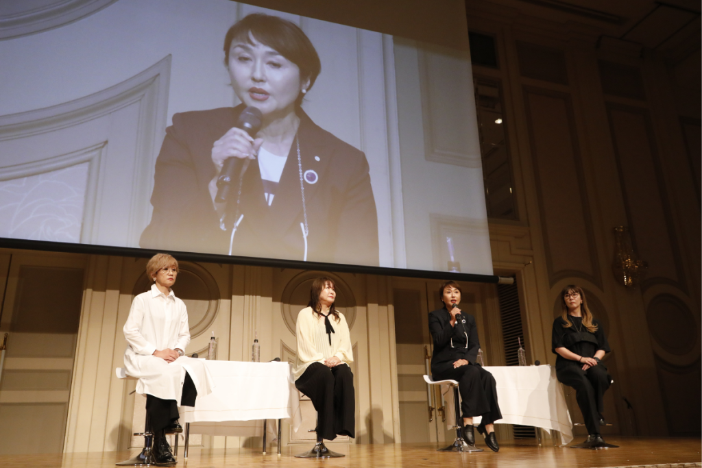 一般社団法人プログレス（全国美容経営協会）は2024年7月2日、東京・台場のグランドニッコーで美容経営シンポジウムを開催した。 テーマは「女性リーダーによる成長戦略」。4名の女性経営者によるパネルディスカッションが行われ、株式会社ゆうの安部あゆみ代表取締役が登壇した。