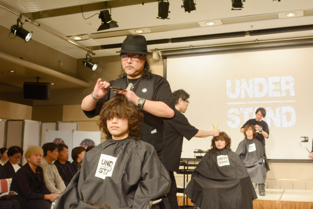 全国理容生活衛生同業組合連合会（全理連）の中央講師会は7月3日、「Hair Creation 2025」を開催した。 2025年のヘアスタイルとして、英語で「理解する」や「わかる」を意味する「UNDERSTAND（アンダースタンド）」を発表した。